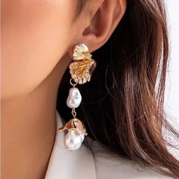 NWT HOUSE OF HARLOW 1960 Gold Tone Leaf Faux Pearl Dangle Drop Earrings - Picture 1 of 7